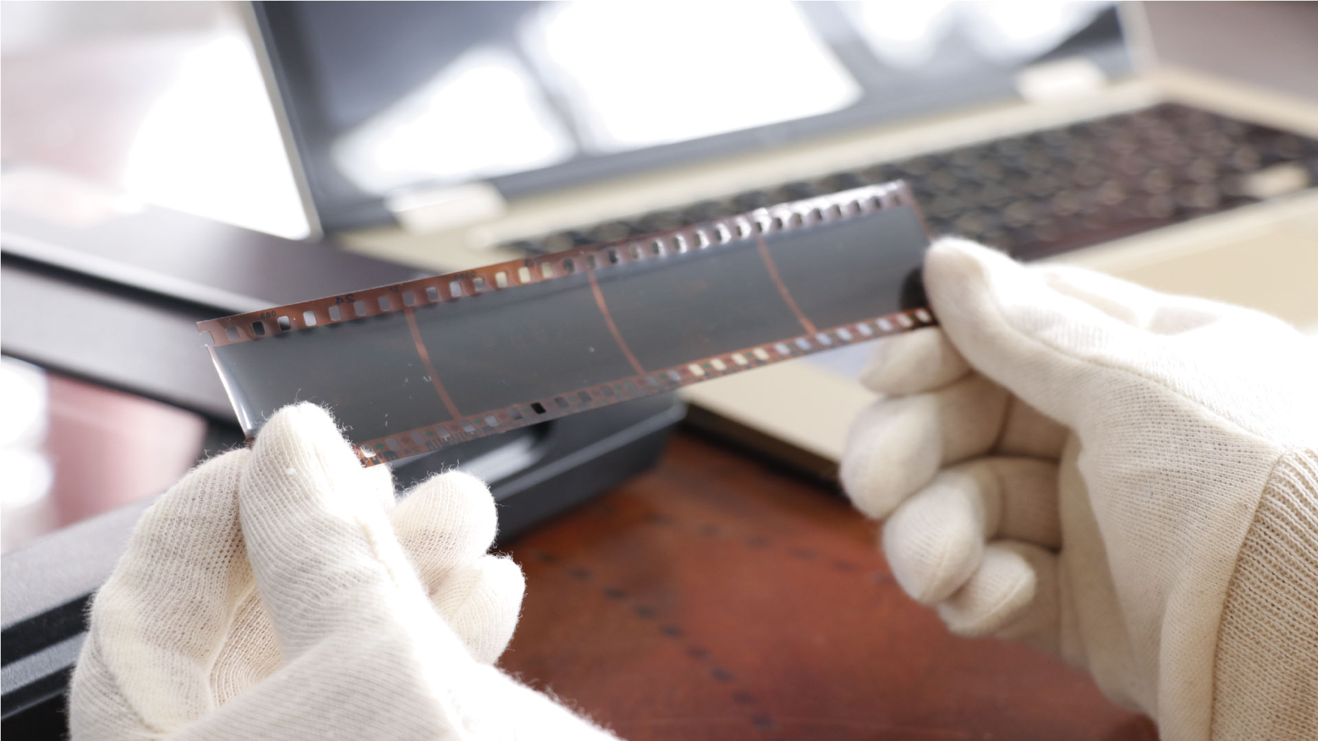 Revisión de negativos de 35mm